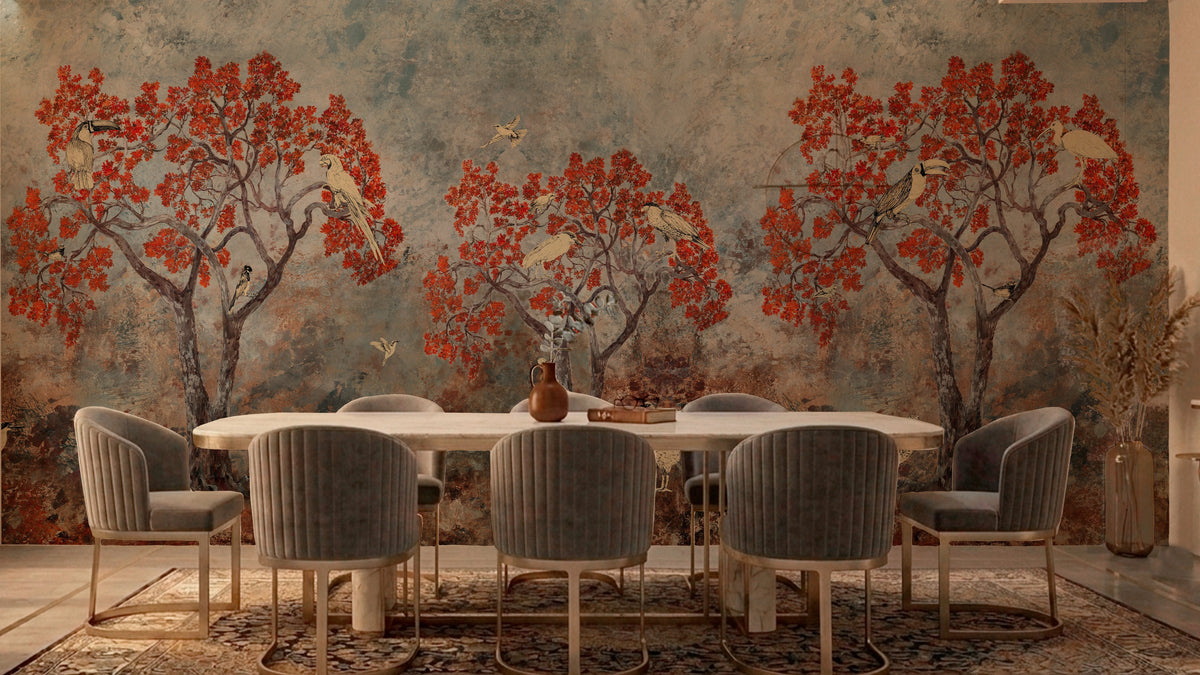 Sala de jantar com o papel de parede "Mulungu com Pássaros": alameda de mulungus em flor vermelha com pássaros dourados entre os galhos